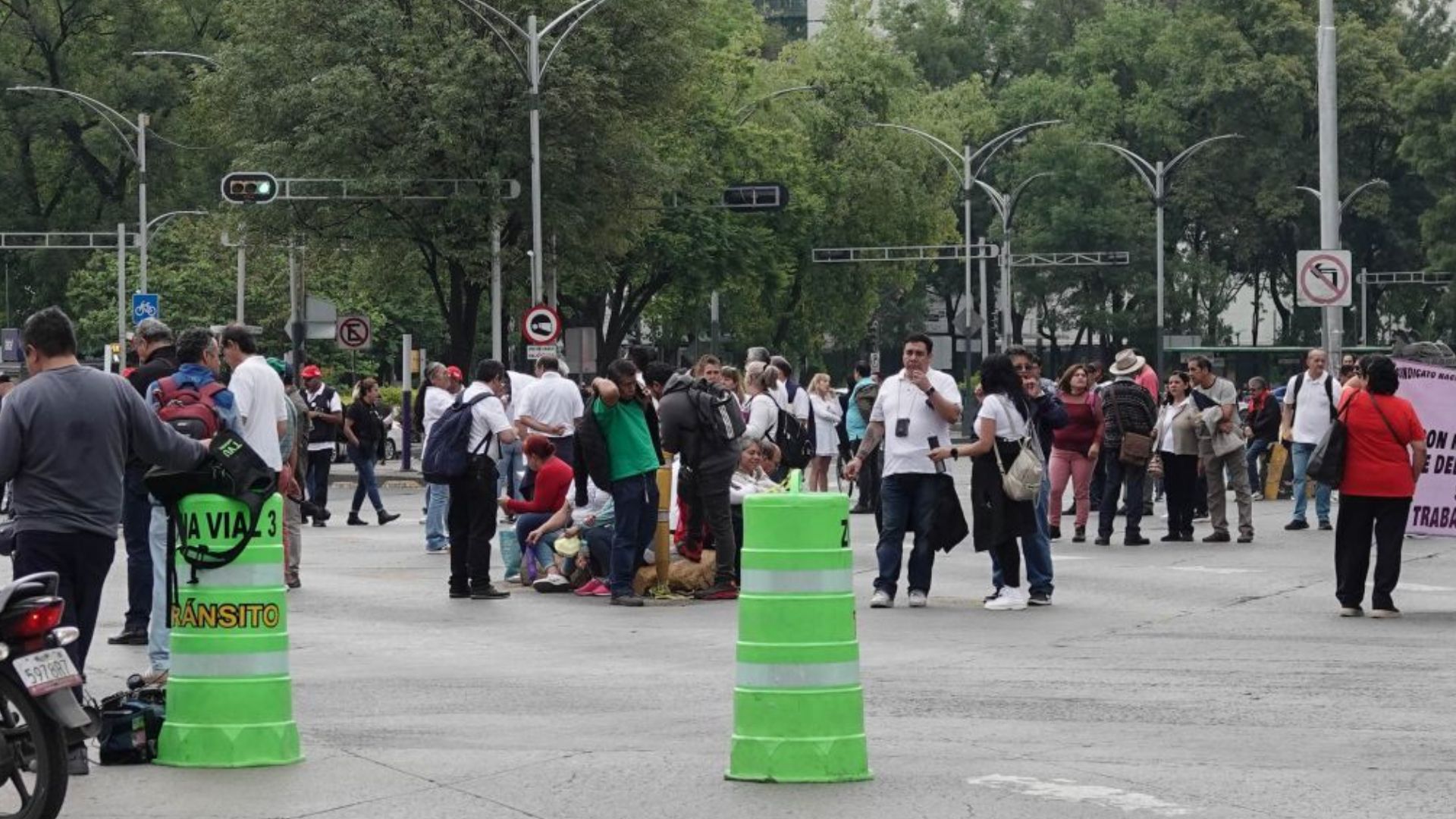 Bloqueo en Insurgentes al cruce con Paseo de la Reforma, en la Ciudad de México.